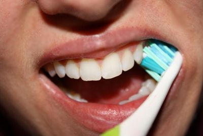 Berapakah kecondongan berus gigi sewaktu memberus gigi