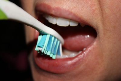 Berapakah kecondongan berus gigi sewaktu memberus gigi